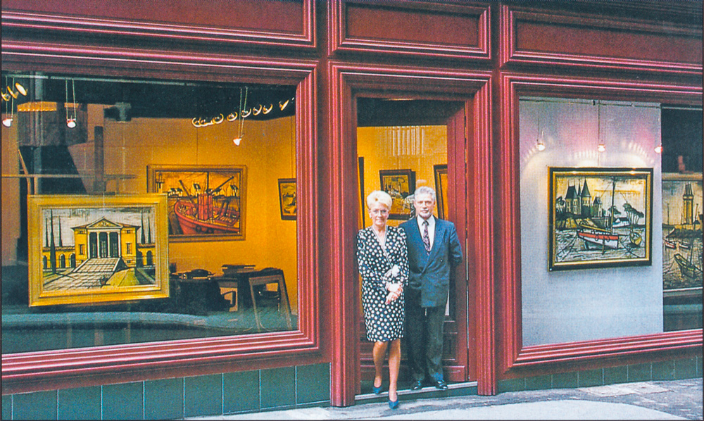 Christiane et René Chabannes devant la galerie, exposition de Bernard Buffet.